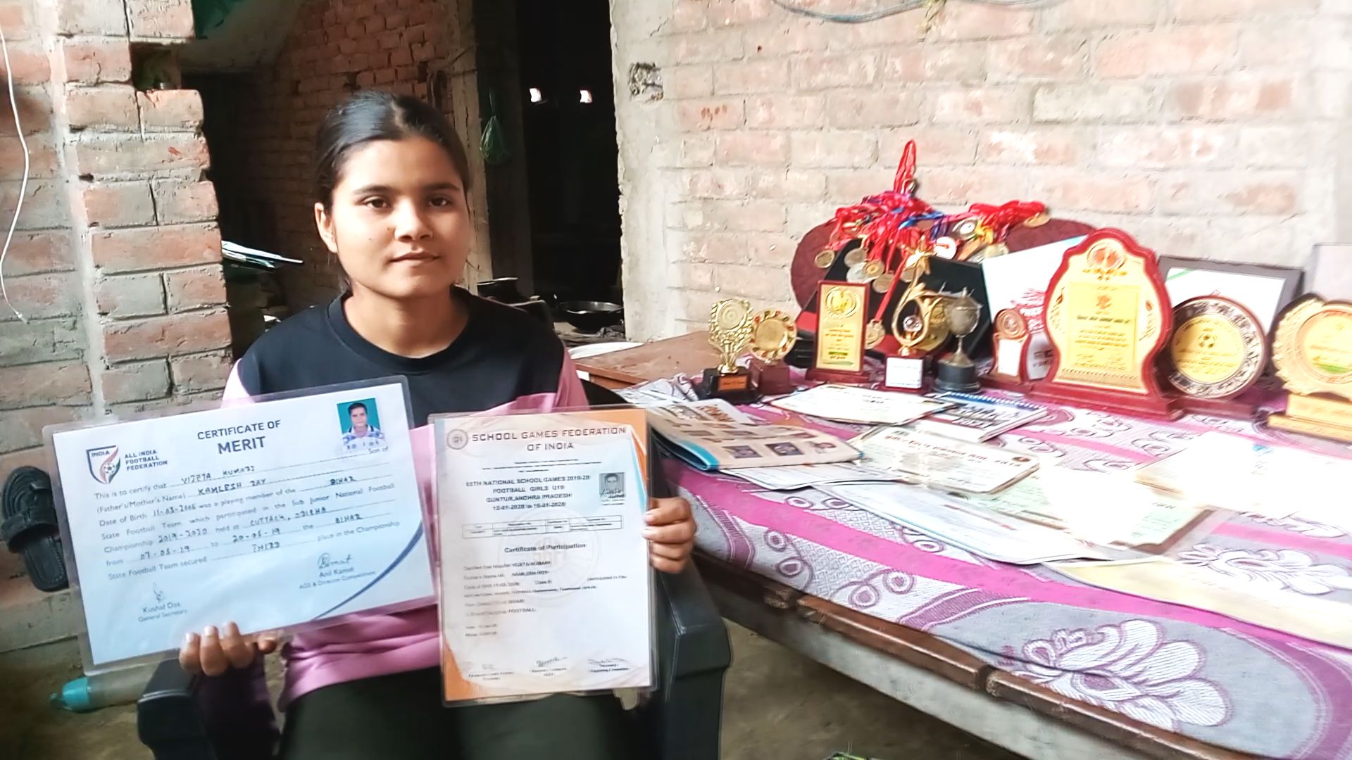 मेडल एवं प्रमाणपत्र को दिखाती नेशनल अवार्ड से सम्‍मानित विजेता