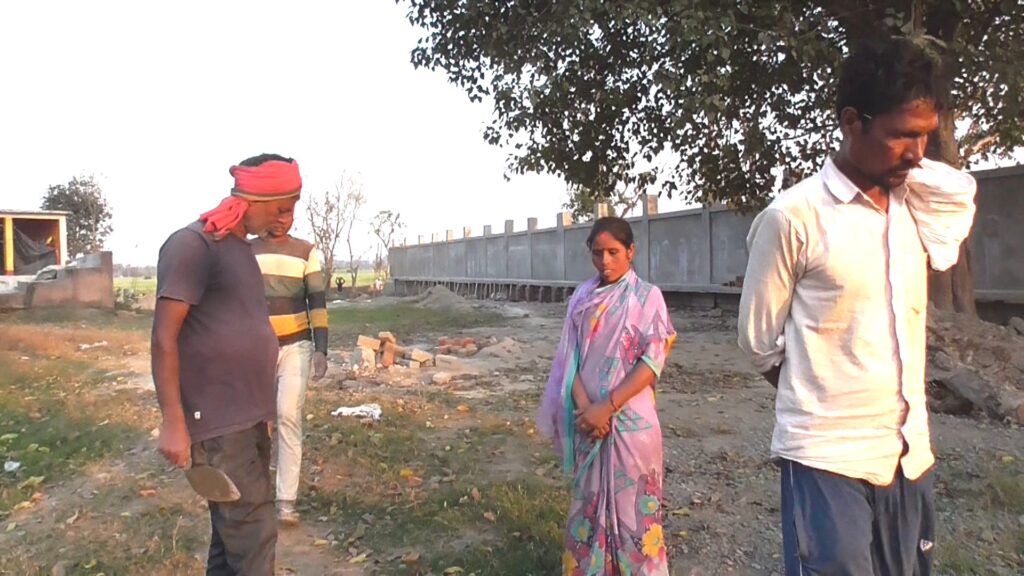 लहरगामा  डीह  पर   स्‍टेडियम के लिए बनाया जा रहा चाहारदीवार