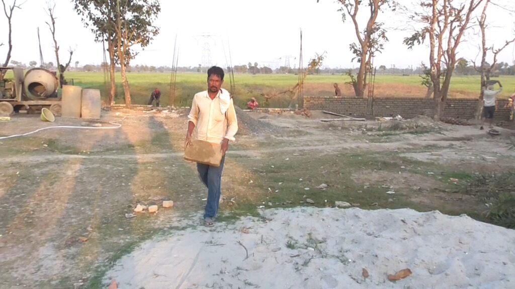 लहरगामा  डीह से प्राप्‍त ईंटों  को  दिखाता ग्रामीण