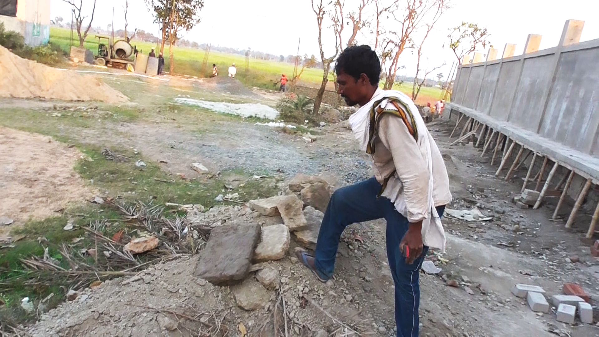 लहरगामा डीह से प्राप्‍त ईंटों को दिखाता ग्रामीण