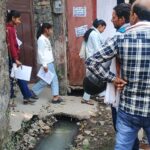 सिस्टम की जर्जर हालत: परीक्षा केंद्र के गेट पर ही जान जोखिम में डाल रहे छात्र, निकास द्वार के सामने खुला नाला बना मुसीबत