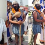 वायरल तस्वीर :डॉक्टर ने गले में हांडी और कमर में झाड़ू बांधकर दुनिया को चौंकाया, “भूल मत जाना वो ज़िल्लत, जो बाबा साहेब ने मिटाई”