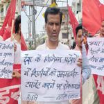 दिल्ली पुलिस की ‘गुंडागर्दी’ का शिकार हुआ बिहारी युवक: समस्तीपुर में फूटा जनता का गुस्सा, फूंका गृहमंत्री का पुतला