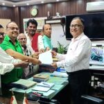 ‘कर्पूरीग्राम-ताजपुर भाया पातेपुर-महुआ-भगवानपुर’ नई रेल लाइन निर्माण की जोर पकड़ने लगी मांग, भारी बारिश में DRM दफ्तर पर गरजे आंदोलनकारी!