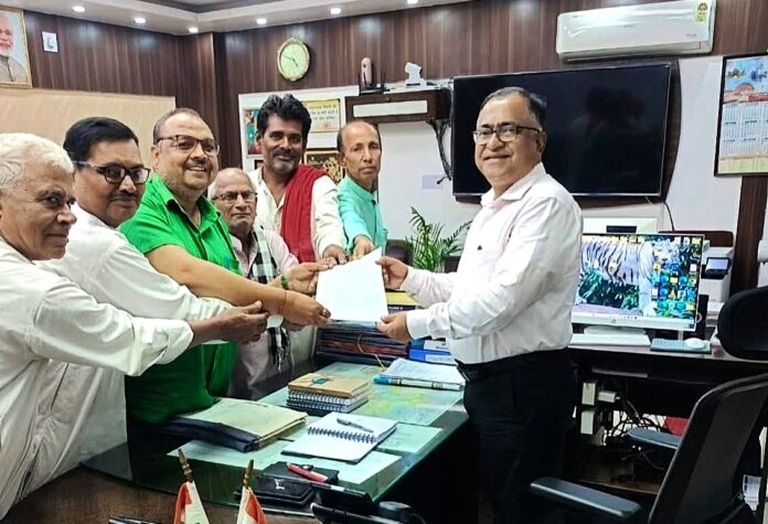 डीआरएम को ज्ञापन सौंपते रेल विकास मंच के सदस्य।