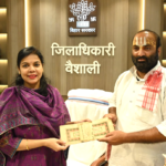 वैशाली में मिला इतिहास का महाखजाना! पातेपुर मठ से निकलीं 100 साल पुरानी 52 दुर्लभ पांडुलिपियां, प्रशासन कराएगा डिजिटलीकरण