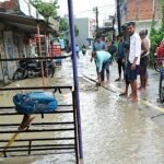 सकरा में पहली बारिश ही बनी आफत: दुकानों और स्कूलों में घुसा पानी, घुटने भर पानी में तैरती दिखी नगर पंचायत के विकास की दास्तान!