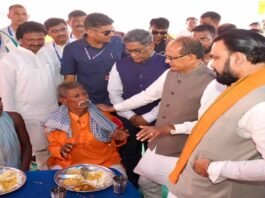 बिहार में बाढ़ का कहर: मुंगेर और भागलपुर में बाढ़ पीड़ितों से मिले केंद्रीय मंत्री शिवराज और मुख्यमंत्री सम्राट, बोले- “सरकार हर संभव मदद को तैयार”