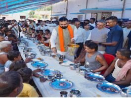बाढ़ पीड़ितों के दर्द पर मरहम: खुद बाल्टी संभाल मुख्यमंत्री सम्राट चौधरी ने परोसा खाना, सोनपुर और हाजीपुर में राहत शिविरों का किया तूफानी दौरा!