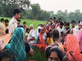 सकरा में रहस्यमय मौत: घर से कुछ ही दूरी पर खेत में मिला युवक का शव, शरीर पर मिले जख्म के निशान; पुलिस और एफएसएल टीम जांच में जुटी